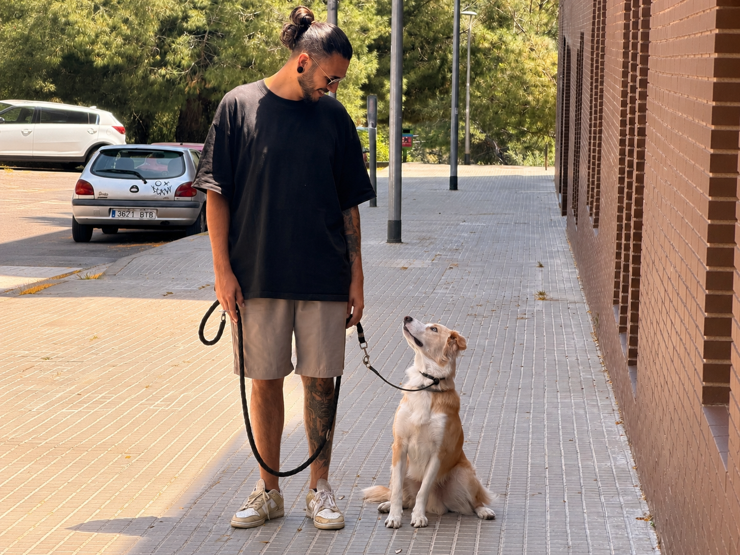 Pablo con su perro Tango durante una sesión de adiestramiento